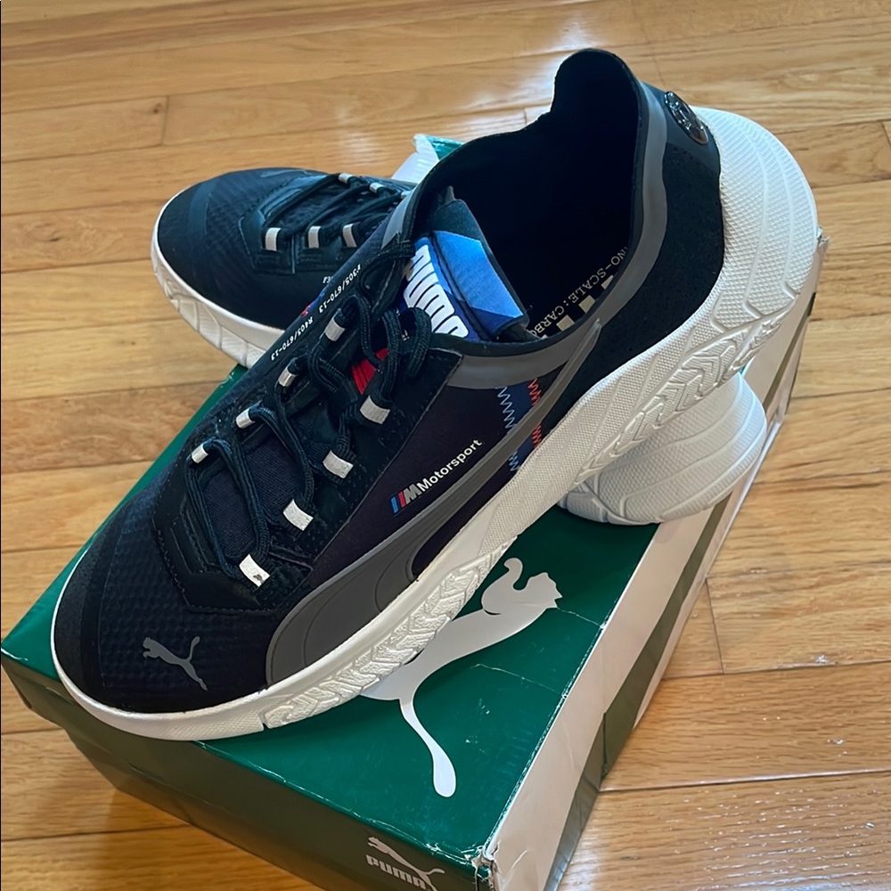 Puma Black and White Athletic Shoes Sleek Design - Picture 2 of 4